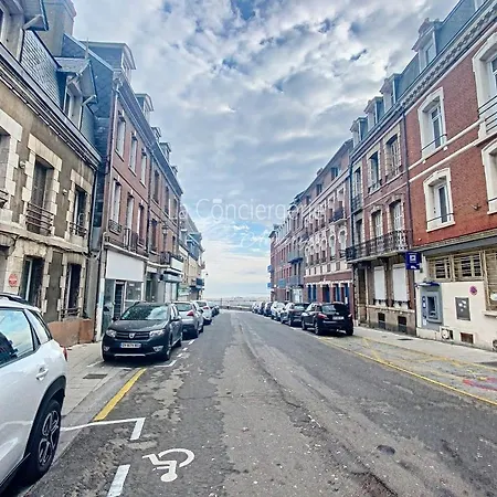 Th 23 - Vue Sur Le Port *